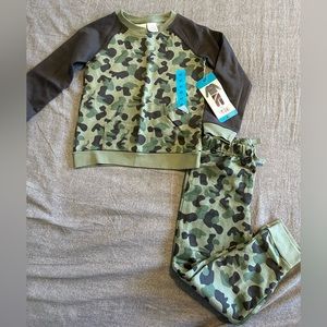 NWT Boys Matching sweatshirt and sweatpants camo set size 4T